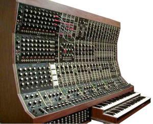 סינתיסייזר אנלוגי Moog - מומחים לתיקון ושחזור סינתיסייזרים Moog משנת 1980